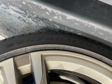 純正18インチアルミホイール。フロントは225/40R18