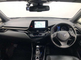 シンプルながら機能性あふれる運転席廻りです。視界性もよく、運転しやすいですよ。