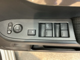 電動格納式リモコンドアミラーと、パワーウィンドウスイッチ等は運転席ドアにあります。