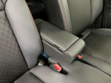【アームレスト】運転席には、長距離ドライブに優しいアームレストが装備しています。