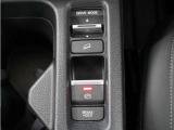 電子制御パーキングブレーキ搭載で指一本で簡単に操作することができます。さらに停車中に、ブレーキペダルを踏み続けなくても、自動的にブレーキを保持する機能である、オートマチックブレーキホールド付きです。