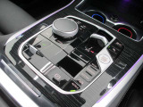 BMWのほぼすべてのモデルで、電子式シフトレバーを採用。手首のスナップだけで簡単に操作が可能。また、スポーツ・マニュアルモードを搭載しており、BMWらしい『意のままに操る』感覚をご体感いただけます。