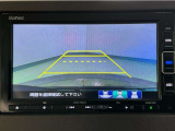【バックカメラ】運転が苦手な方も車庫入れラクラクです!ギアをリバースに入れれば自動的に切り換わりますので、面倒な操作は不要です♪狭い駐車場もお車を傷つけず安心ですね!