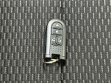 【スマートキー】ドアの開閉時鍵を探さなくても簡単にドアの開閉することが出来ます、また、エンジン始動も車内にスマートキーがあれば簡単に始動することが出来ます