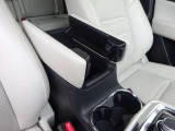 肘掛け部分が開く便利なフロントセンターコンソールボックス!小物を整理できるトレイと深底の収納空間を備え、車内をスマートに整理整頓。ドライブ中の利便性と運転席周りの使い勝手を高めてくれる実用装備です。
