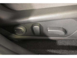 パワーシート(乗り降りから、運転席のポジション設定まで、ボタンで一つで微調整できます。高級車の必須アイテムです。)