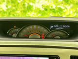 速度計や燃料計などを運転席から確認しやすい位置にまとめ、走行中に必要な情報を把握しやすいレイアウトです。中央には時刻や走行距離などの表示も備わっています。