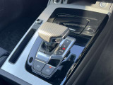 Audiのシフトレバーは、高級感と先進技術を反映したデザインが特徴です。オートマチックトランスミッションやデュアルクラッチトランスミッション(Sトロニック)を採用しております。