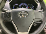 握りやすい位置に各種スイッチが備わり、手元で車両の機能を扱える便利な装備です。メーターも前方に見やすく配置され、運転中の視線移動を抑えます。