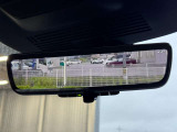 車両後方のカメラ映像をミラー面に映し出すインテリジェント ルームミラー。後席の乗員や荷物で視界が遮られる場合でも、クリアな後方視界をしっかり確保できます。