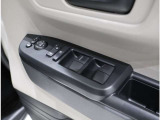 ドア内側、手の届きやすい位置にドアガラスの開閉スイッチ(パワーウインドウ)があります。運転席にはいたずら防止のためのロック付!