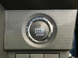 【プッシュボタンスタート】 スマートキーを携帯し、ブレーキを踏みながらボタンを押すだけでエンジンをかけることができます。