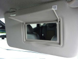 【運転席バニティミラー】ちょっとしたお化粧直しや身だしなみチェックの時に便利♪ 女性には特に嬉しい装備♪