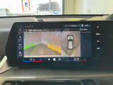 パーキングアシストプラス:トップビュー+3Dビュー、パノラマビューが含まれ車の周囲の状況をディスプレイで確認できます。スマートフォンからリモートで3Dビューで周囲を確認できます。