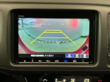 【バックカメラ】運転が苦手な方も車庫入れラクラクです!ギアをリバースに入れれば自動的に切り換わりますので、面倒な操作は不要です♪狭い駐車場もお車を傷つけず安心ですね!