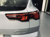 BMWのテールランプはプレスラインへと続く形状のため、統一感のある綺麗なラインを演出しております。