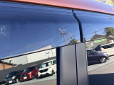 専用プラスチックバイザー装備で天候に左右されず車内の換気が可能です。