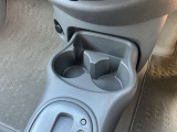小物入れとしても使用できるリヤドリンクホルダーと、CDなどがスッキリと整頓できるセンターコンソール