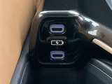 こちらのクルマはUSB接続コネクタも装備されています♪スマホの充電などにお使い下さい。ご旅行中での充電切れも、これなら心配いりませんね!