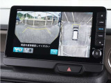 【マルチビューカメラシステム】車両の前後と左右のドアミラーに搭載した計4台のカメラで映します。前方左右を幅広く見渡す視界や、自車を上空から見下ろしたような視界など、合計8種類のビューを設定。