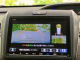 車両後方の映像に加えて周囲の状況も画面で確認でき、駐車時の安全確認をサポートします。ガイド表示もあり、車庫入れや狭い場所での取り回しに役立つ便利な装備です。