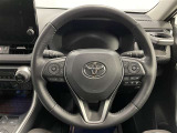 快適な操作性の運転席、ハンドルも綺麗に清掃済みです!もちろん安全を守るエアバッグも装備しているので安心してお乗りいただけます(^^)