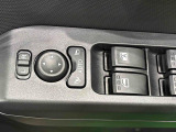 キーフリー連動で施錠時に格納します。降車の直前まで後方確認ができ、閉じ忘れも防げます。