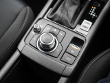 マツダコネクトを操作するコマンダーコントロールです。運転中に自然と手の触れる位置に配置されています。