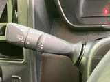 レバーにはワイパーに関する表示が見やすく配置され、運転席から確認しやすいのが特徴です。手元にまとまった操作部で、天候に応じた日常の運転を支えます。