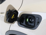 急速充電器は、外出先の公共の充電ステーションでご利用いただけます。CHAdeMOに対応し、短時間で急速充電!150kWの急速充電器を使用した場合、充電率10%から80%まで、約32分で充電できます。