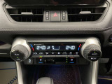 オートエアコン♪お好みの温度に設定するだけで車内を快適空間にしてくれますよ♪