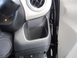 運転席側ドリンクホルダー付きです