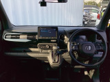運転席周りです。カップホルダーや小物の収納などは必須ですよね!!使い勝手の良いつくりになっております!!