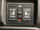 【両側パワースライドドア】両側がパワースライドドアになっており、運転席のスイッチやスマートキーでも開閉が可能です!開口部も広いので乗り降りも楽々♪