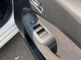 全席パワーウィンドウとなっています。運転席はオートになっているのでワンタッチ開閉することが出来ます。