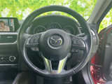 握ったまま手元のスイッチ類を確認できる配置で、運転中の操作をしやすいステアリングです。メーターや前方へ視線を戻しやすく、日常の運転で便利に活用できる装備が備わっています。