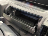 小物が収納できる運転席側インパネアッパーボックス。 ボックス内にはUSBソケットが一口。