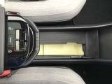 運転席と助手席の間にトレー式の物置がございます観音開き型の蓋がありインテリアカラーによって下のカラーがかわります