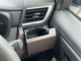 運転席・助手席には収納できるドリンクホルダーが付いています!