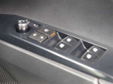 運転席からも操作可能な全席パワーウィンドウが装備されています。