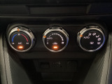 温度の設定のみで快適な風量やモードなどを自動調整してくれるフルオートエアコンを装備!