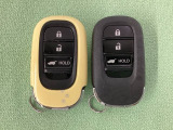 スマートキーを装備しています。鍵を差し込むことなくドアロックの開け閉めと、スタートボタン操作でのエンジンスタートができます。ボタン操作でトランクが開けられる電動テールゲートのボタンもついています。