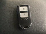 スマートキーを装備しています。鍵を差し込むことなくドアロックの開け閉めと、スタートボタン操作でのエンジンスタートができます。