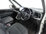 シンプルで使いやすいデザインの運転席です。