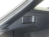 後席の背もたれは、荷室からレバー1本で倒す事ができます。
