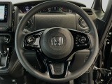 運転にかかわる様々な操作を安全に行えるように視点移動が少なく操作性に配慮されたスイッチ類が凝縮されたコクピットです。
