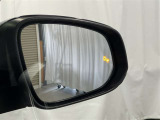 隣車線を走る車両をレーダーで検知し、ドアミラーでは確認しにくい後側方エリアに存在する車両に加え、急接近してくる車両も検知します。車両を検知するとドアミラーに搭載されたLEDインジケーターが点灯します。