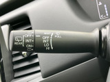 レバー上に操作表示がまとまり、手元で各設定を確認しやすい仕様です。運転席から手を伸ばしやすい位置にあり、雨天時などの視界確保に関わる操作をスムーズに行えます。日々の運転を支える装備です。