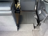 リアシートは簡単に倒すことができるので、ラゲッジルームも広がります。