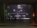 デジタル表示のスピードメーターとタコメーター、燃費やオドメーターなどの表示の他に、ホンダセンシング機能などの表示もできる多機能なマルチインフォメーション・ディスプレイです。